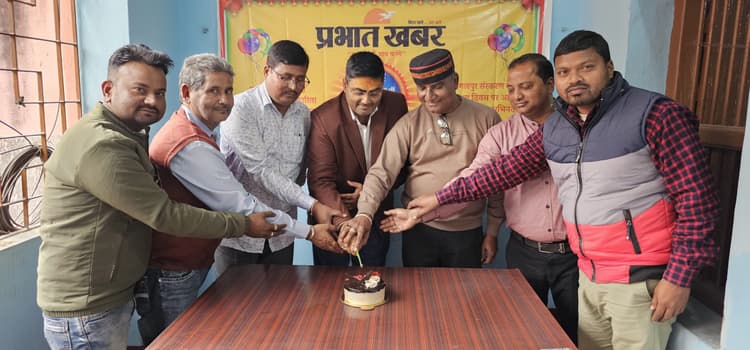 प्रभात खबर के 14 वीं वर्षगांठ पर डीपीआरओ ने काटा केक