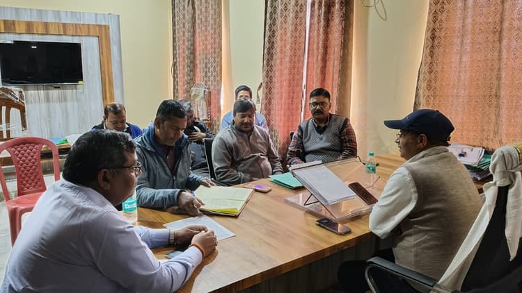 टीकाकरण लक्ष्य को हासिल करने को ले बीडीओ ने स्वास्थ्य कर्मियों के साथ की बैठक, दिये आवश्यक निर्देश