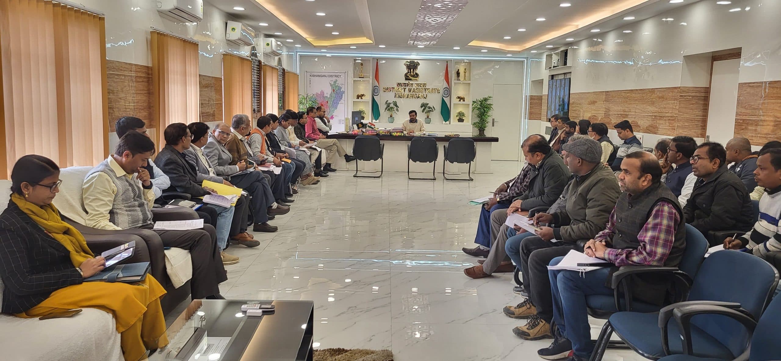 डीएम ने  कार्य संस्कृति को बेहतर करने के तरीकों पर अधिकारियों के साथ बैठक में की चर्चा