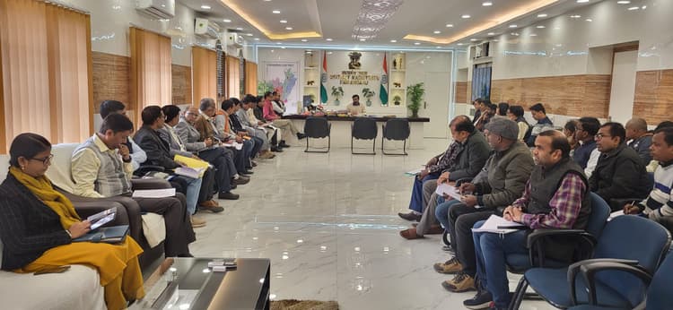 डीएम ने  कार्य संस्कृति को बेहतर करने के तरीकों पर अधिकारियों के साथ बैठक में की चर्चा