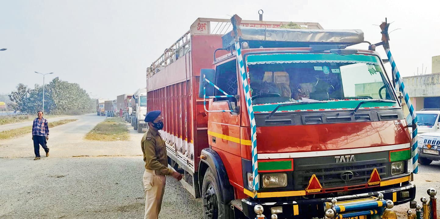 gopalganj news. फर्जी जीएसटी अफसरों ने ट्रक पर लगाया 75 हजार का जुर्माना, भेद खुला तो कागज फेंक कर भागे