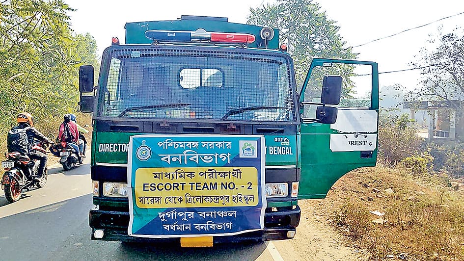 जंगल महल के माध्यमिक परीक्षार्थियों को ऐरावत वाहन से वन विभाग ने सुरक्षित पहुंचाया