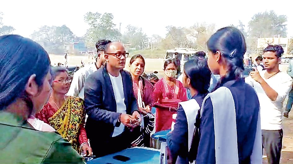 तृणमूल कार्यकर्ताओं ने की परीक्षार्थियों के लिए व्यवस्था