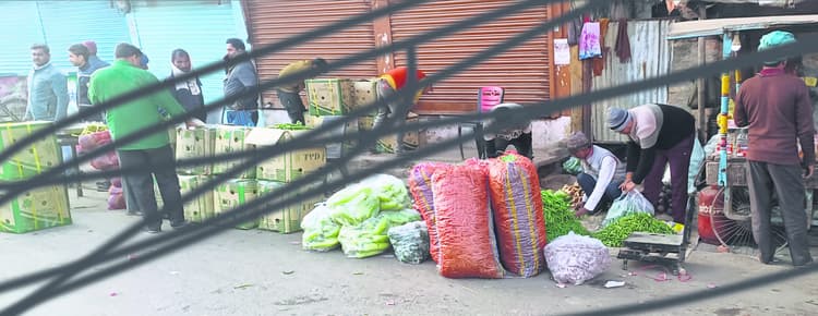 Gaya News : केदारनाथ मार्केट के बाहर सड़क किनारे लग रहा थोक सब्जी बाजार