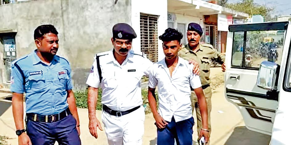 दो विद्यार्थी घर पर ही भूल गये एडमिट कार्ड, ट्रैफिक पुलिस ने की मदद