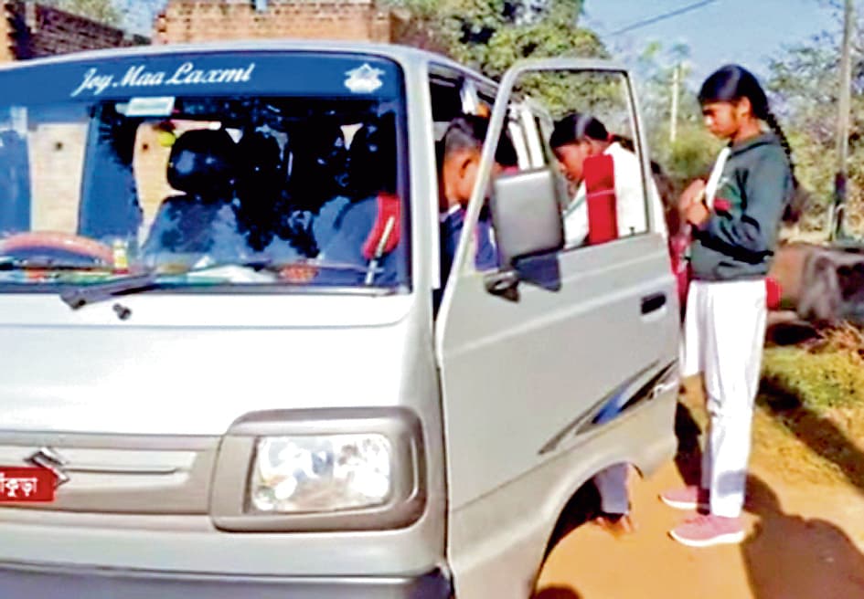 हाथी के उपद्रव वाले इलाके में परीक्षार्थियों के लिए वन विभाग ने की वाहनों की व्यवस्था