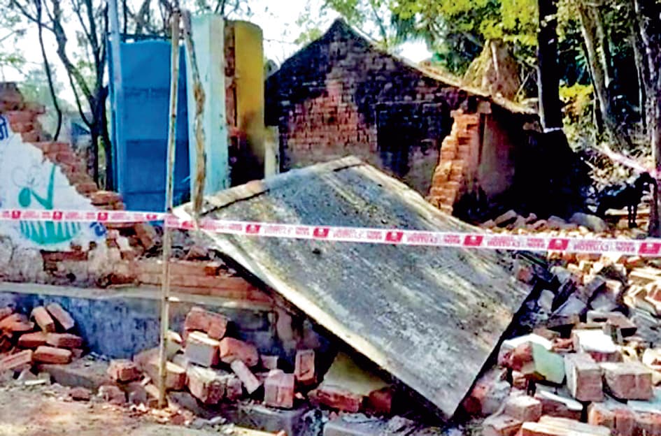 बम विस्फोट से परित्यक्त शौचालय उड़ा, गांव में दहशत