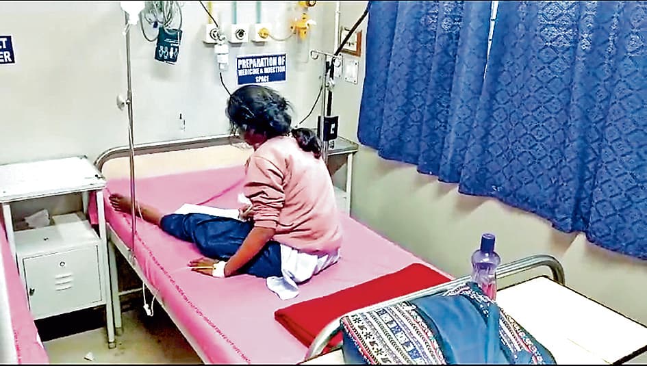 बीमार छात्रा ने अस्पताल में दी परीक्षा घायल छात्रा एंबुलेंस में पहुंची परीक्षा केंद्र