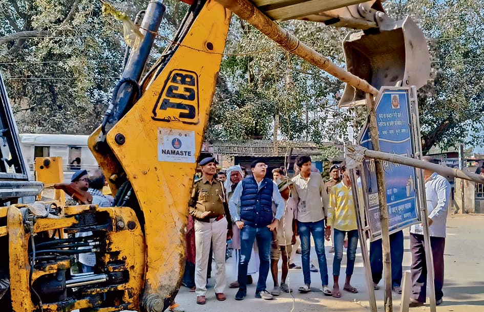 Buxar News: अतिक्रमण पर चला प्रशासन का बुलडोजर