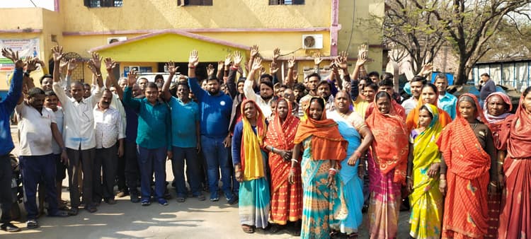 Bokaro News : फुसरो में फुटपाथ दुकानदारों ने नप कार्यालय घेरा