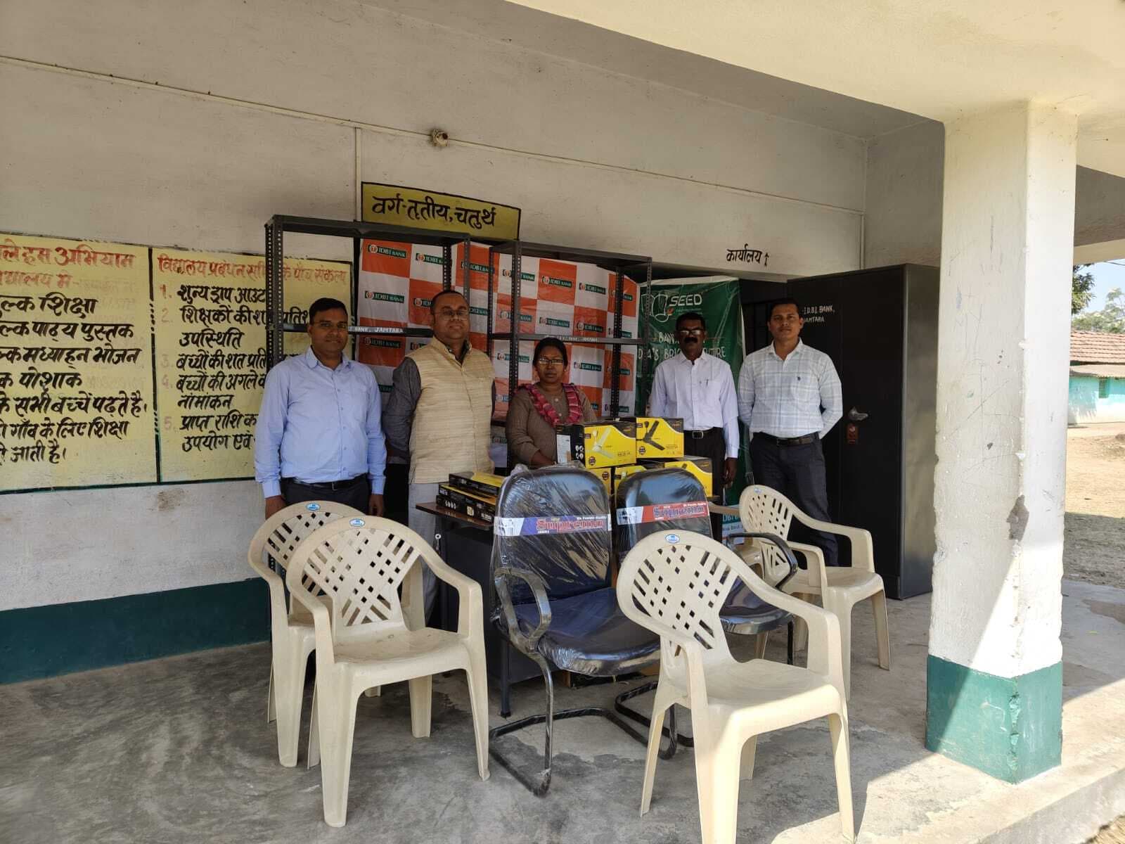 आइडीबीआइ बैंक ने उवि को दिया कुर्सी व पंखा