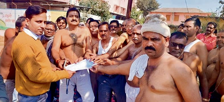 Buxar News: आठ सूत्री मांगों को लेकर पीडीएस दुकानदारों ने अर्धनग्न होकर दिया धरना