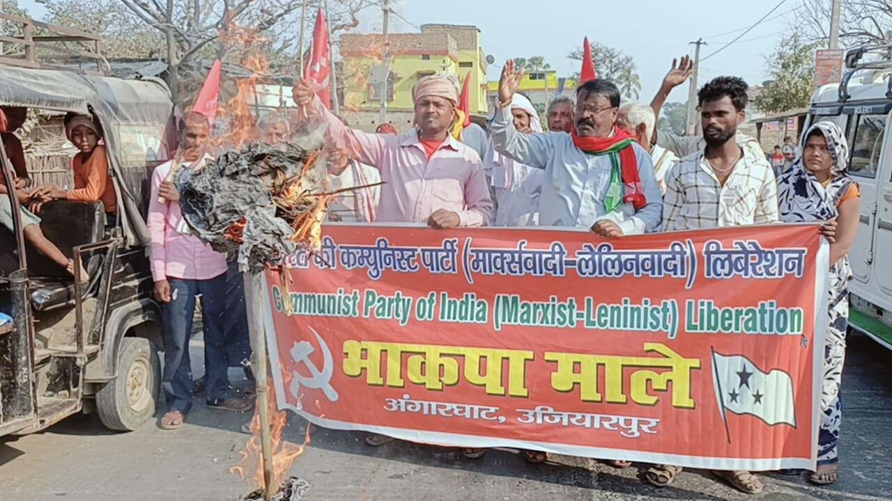 भाकपा माले कार्यकर्ताओं ने किया सांसद का पुतला दहन