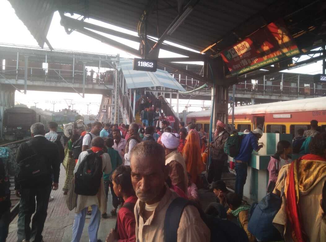 कुंभ : पवन एक्सप्रेस में चढ़ने में यात्रियों के छूटे पसीने, पहुंची आरपीएफ