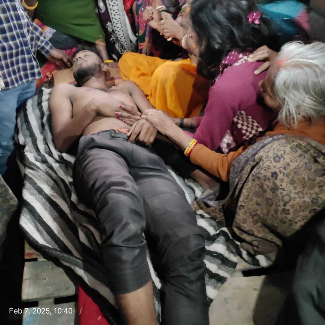 घर में ही मिला फंदे से लटका हुआ युवक का शव, हत्या की जतायी जा रही आशंका