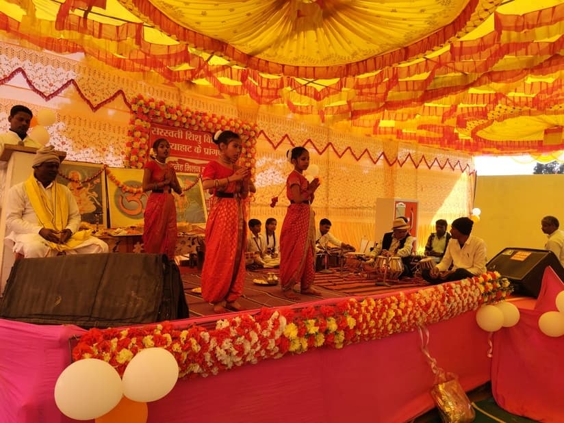 स्नेह मिलन समारोह में छात्र-छात्राओं की प्रस्तुति ने किया मंत्रमुग्ध