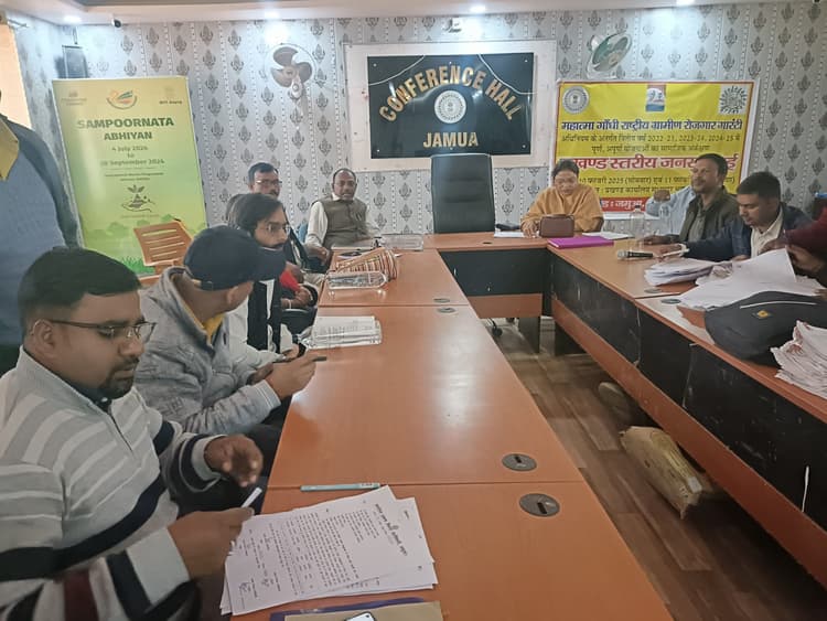 Giridih News: तीन घंटे बैठे रही टीम, जनसुनवाई में नहीं पहुंचे मुखिया व पंचायत सेवक