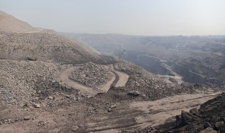 Dhanbad News :जमीन की कमी से ब्लॉक दो एबीओसीपी में बंद हो सकता है कोयला खनन