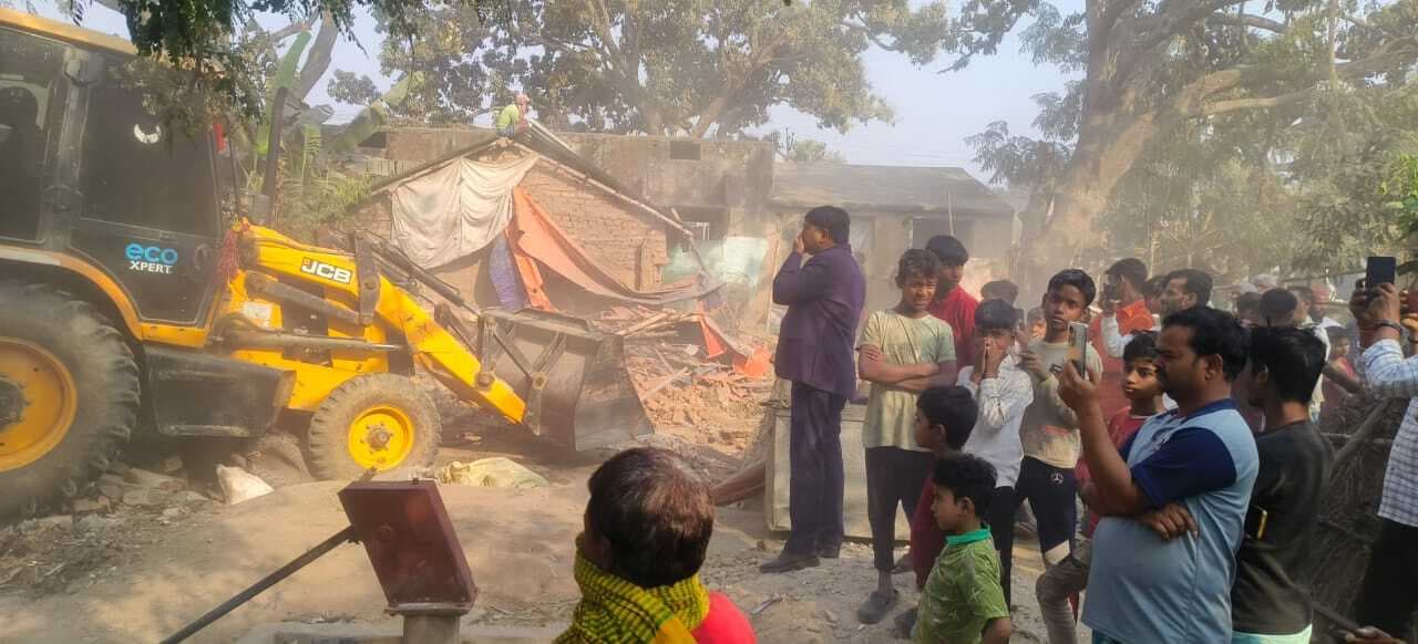 Bhagalpur news सरकारी जमीन पर बने मकान पर चला बुल्डोजर
