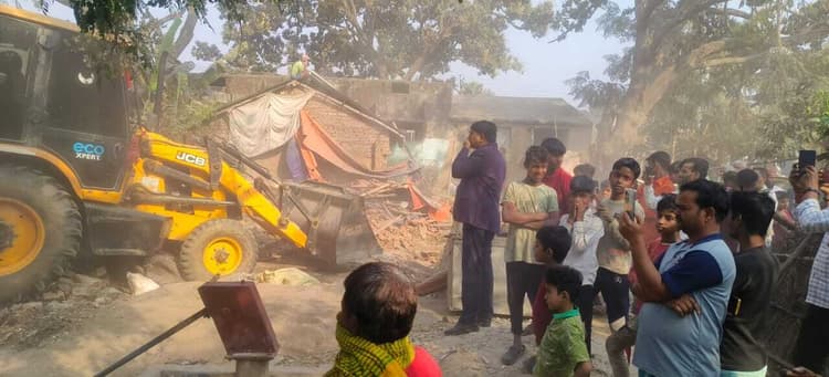 Bhagalpur news सरकारी जमीन पर बने मकान पर चला बुल्डोजर
