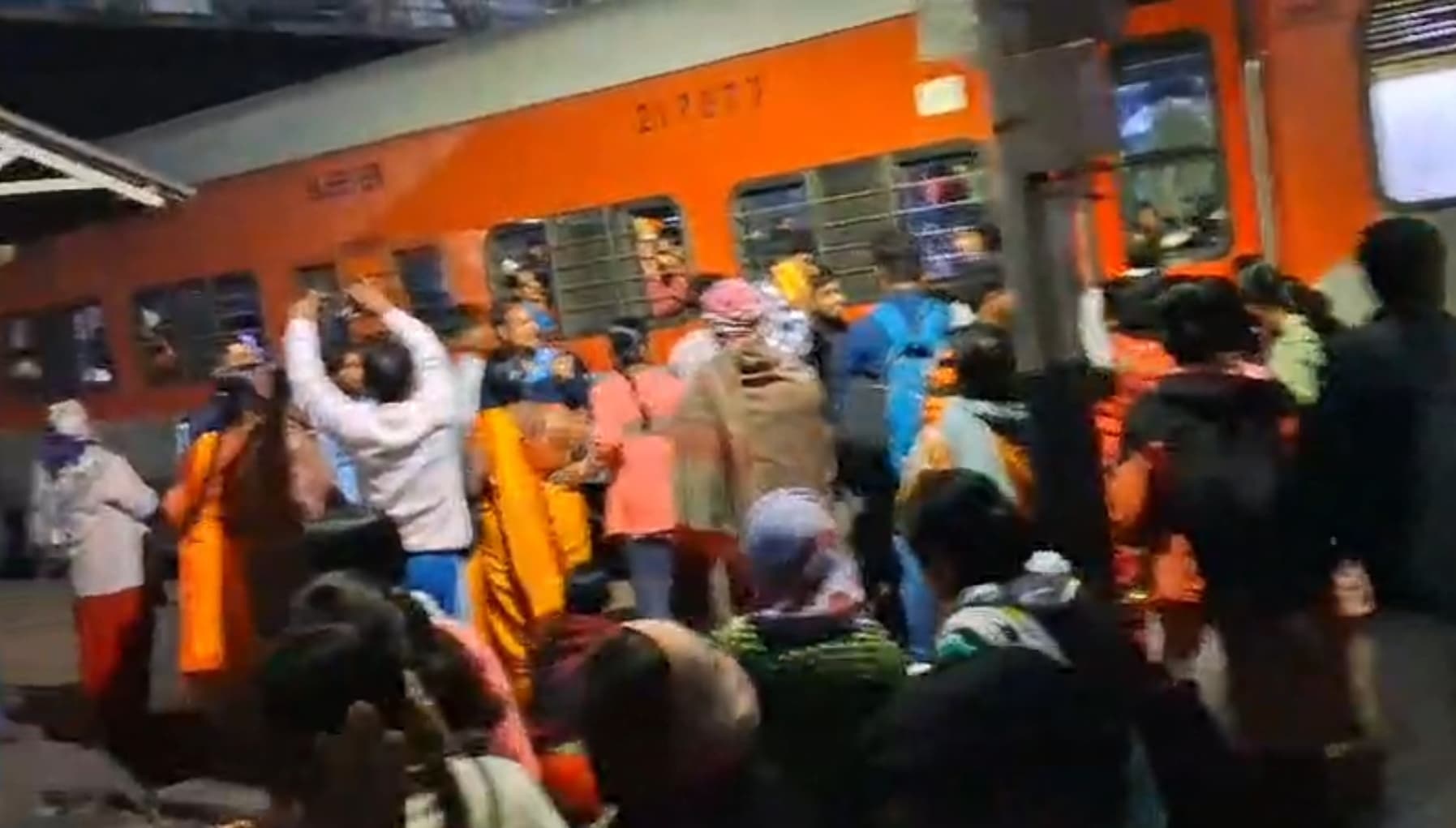 यात्रियों ने की स्वर्ण जयंती एक्सप्रेस में पत्थरबाजी