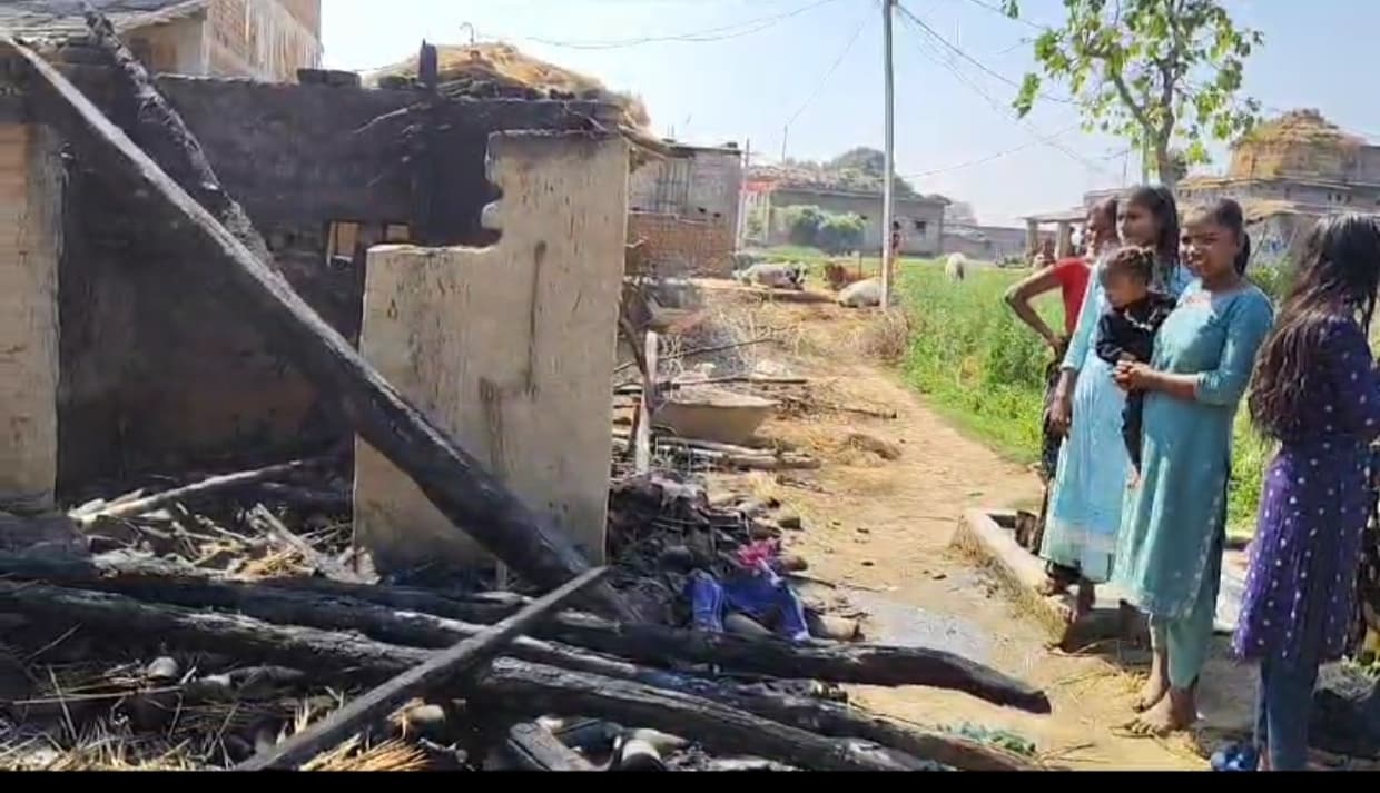 रसोई गैस सिलेंडर में लगी आग, हुआ विस्फोट, घर का सामान जलकर राख