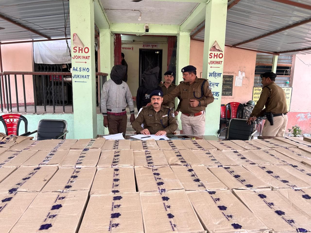बंगाल से आ रहा शराब लदा ट्रक जब्त, दो गिरफ्तार