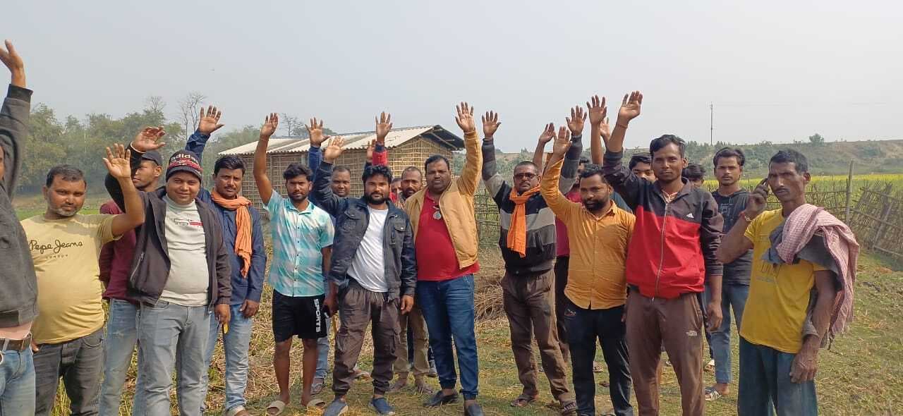 पंचायत सरकार भवन व उप स्वास्थ्य केंद्र निर्माण पर रोक लगाने के विरोध में प्रदर्शन