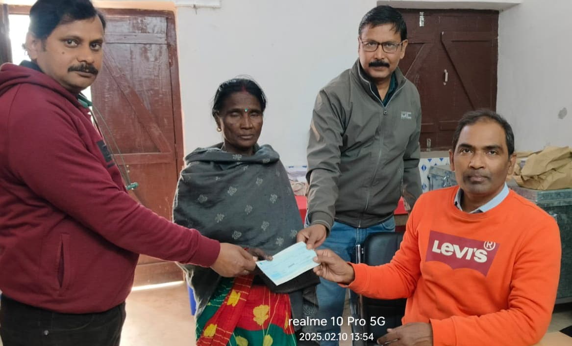 सीएम कालाजार राहत योजना से मरीज को दिया चेक