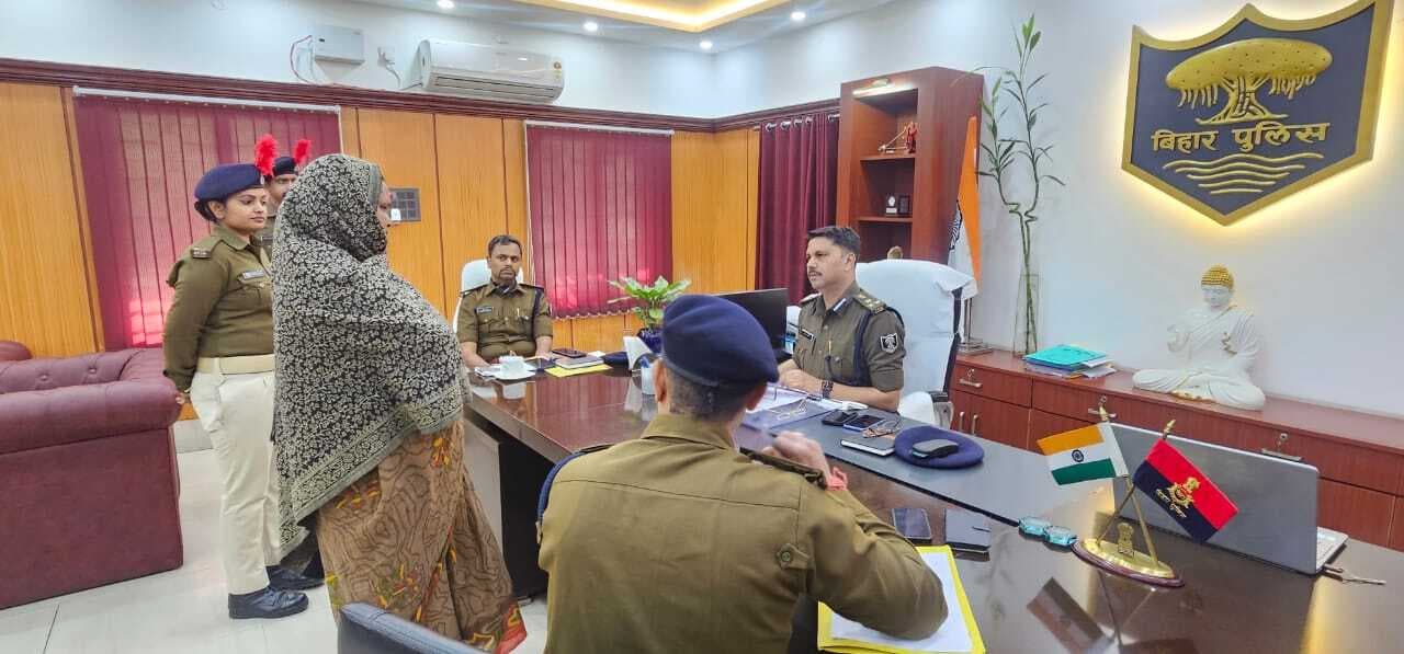 जनसुनवाई में पहुंचे लोगों ने डीआइजी से लगायी न्याय की गुहार