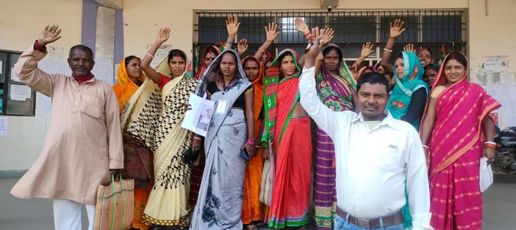 आवास योजना को लेकर महादलितों ने प्रखंड कार्यालय पर किया प्रदर्शन