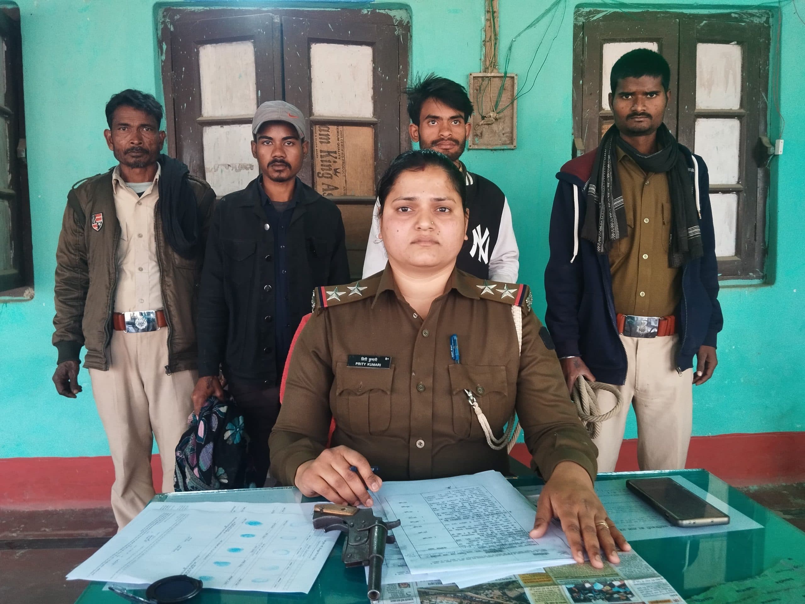 अवैध हथियार के साथ बाइक सवार दो युवक गिरफ्तार