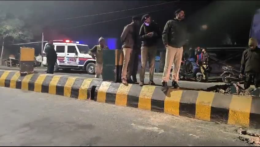 डिवाइडर से टकरायी बाइक, एक की मौत, दूसरे की स्थिति नाजुक