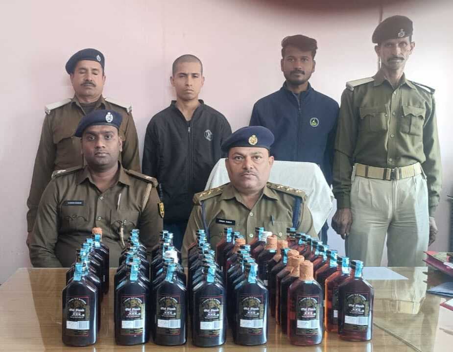 शराब के साथ चार तस्कों को पुलिस ने किया गिरफ्तार