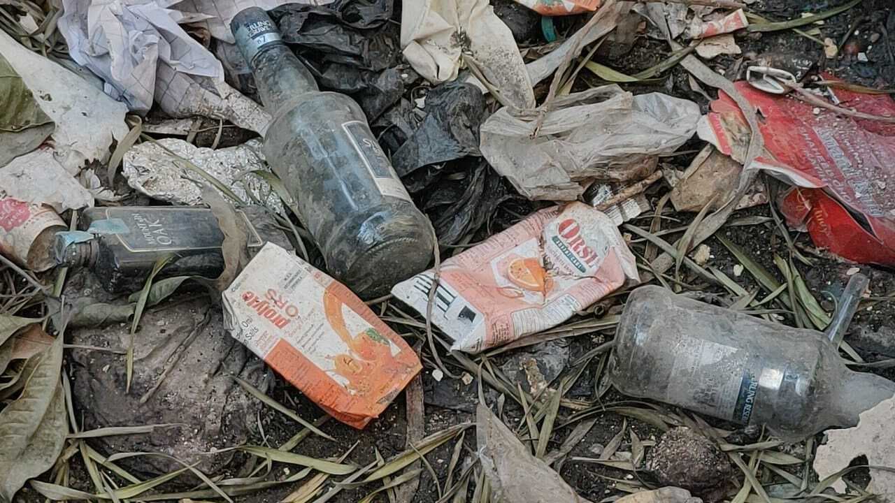 सदर अस्पताल परिसर में फिर मिलीं शराब की खाली बोतलें