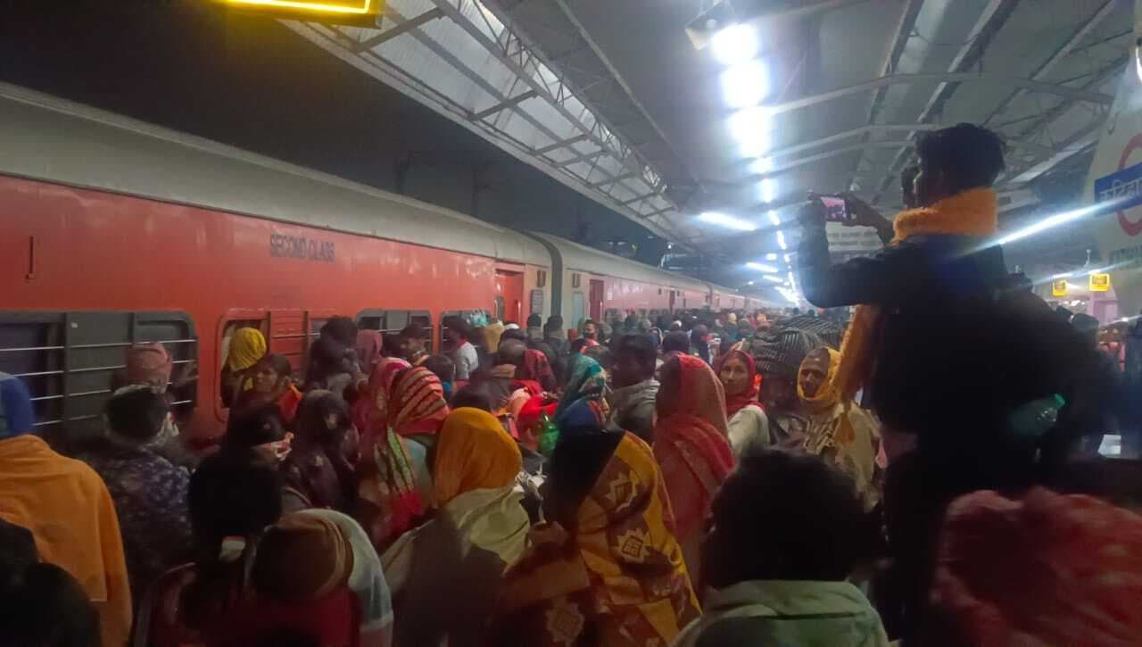 कटिहार रेलवे स्टेशन पर सीमांचल ट्रेन की सभी बोगियों के बंद रहने पर यात्रियों ने किया हंगामा