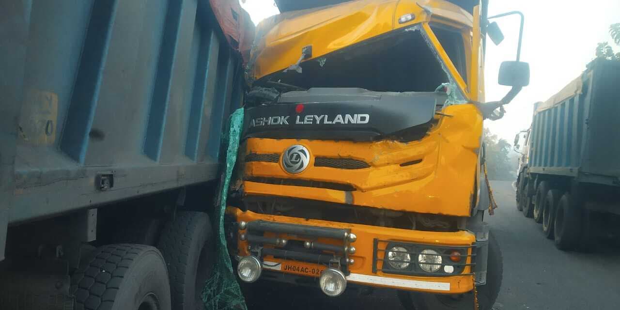 Accident : दो हाइवा में टक्कर, एक का चालक रेफर