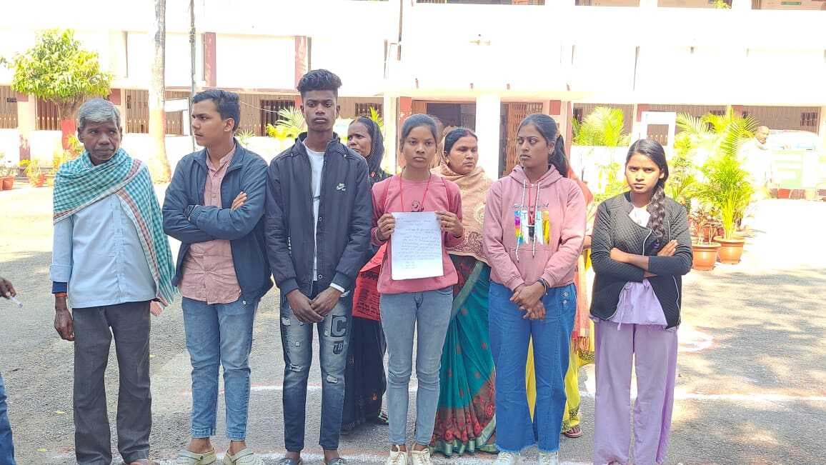 Deoghar News : एडमिट कार्ड नहीं मिलने से पांच विद्यार्थी नहीं दे पायेंगे मैट्रिक की परीक्षा