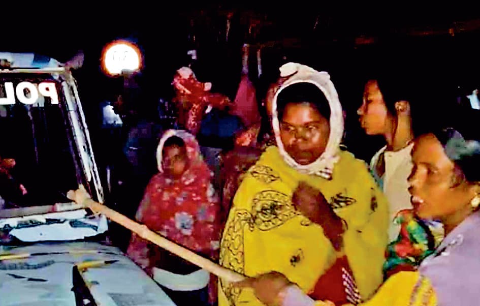 ईंट-भट्ठे के गड्ढे में गिरने से दो बच्चों की मौत, पुलिस को घेर कर प्रदर्शन