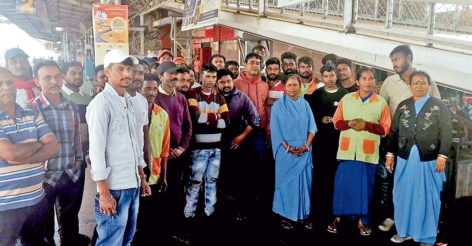 आसनसोल स्टेशन परिसर में अस्थायी कर्मियों का काम बंद