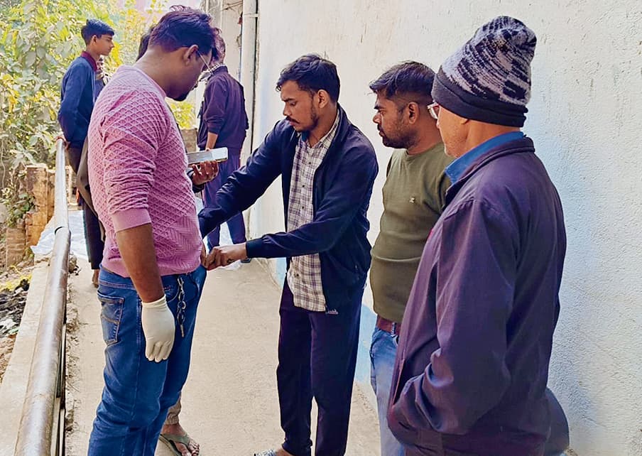 सड़क हादसे में रिटायर्ड सार्जेंट की मौत, बहन सहित चार जख्मी