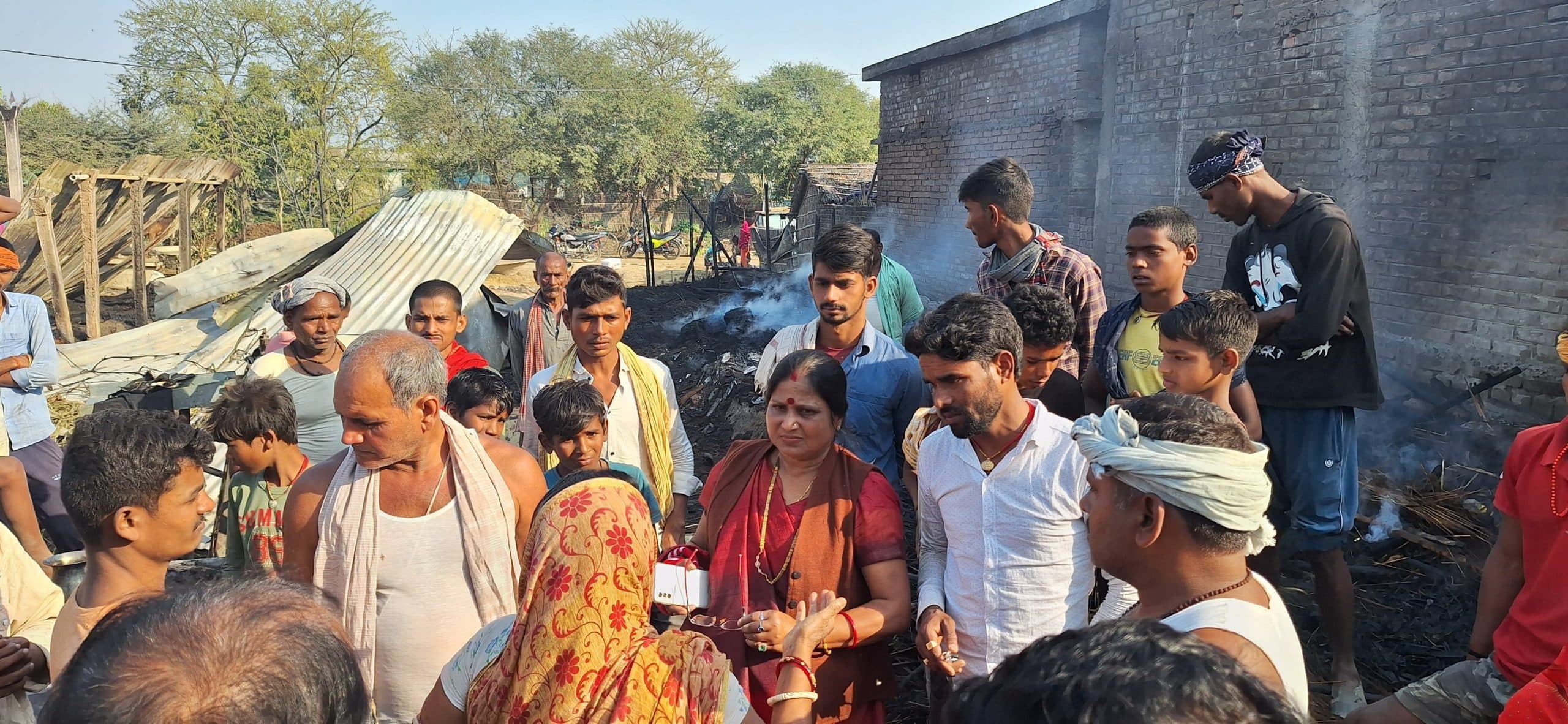 मथार दियारा में लगी आग, दो दर्जन से अधिक घर जल