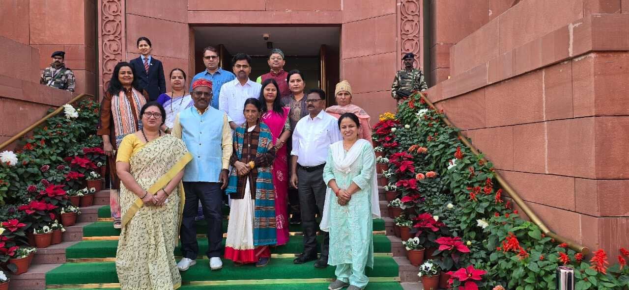 Giridih News: 12 सूत्री मांगों को ले राहुल गांधी से मिला आंगनबाड़ी कर्मचारी संघ का शिष्टमंडल