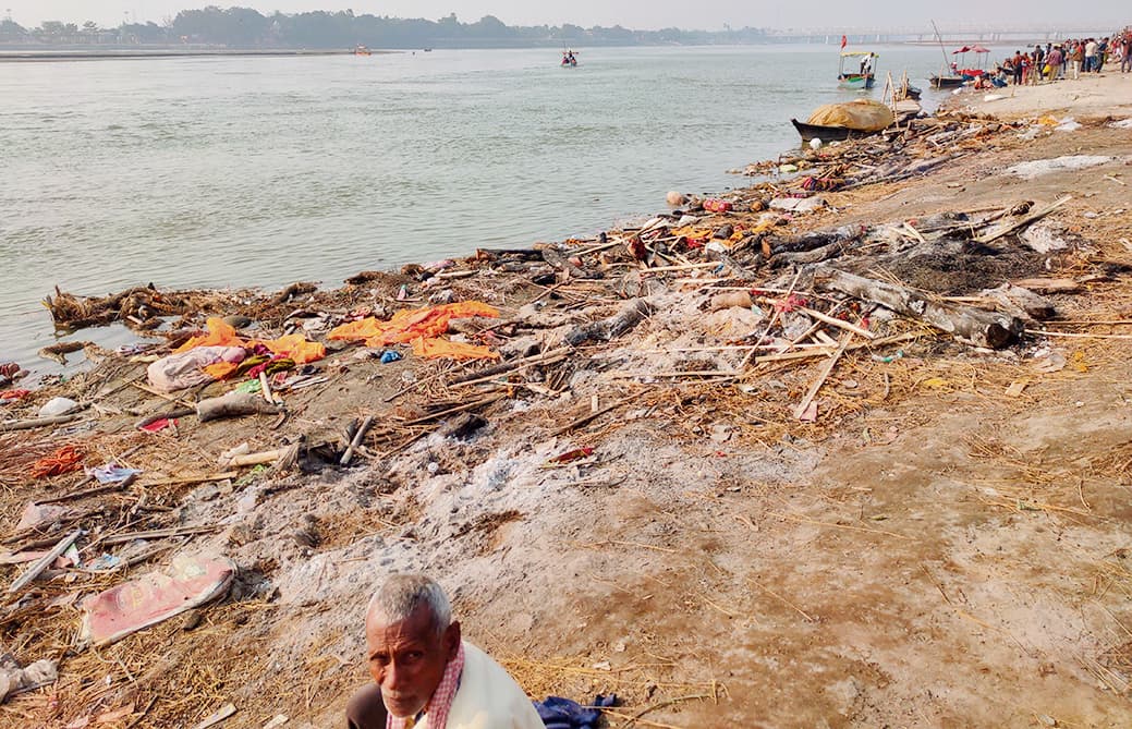 hajipur news. घाटों के सौंदर्यीकरण का काम नहीं हुआ पूरा, मुक्तिधाम पर गंदगी का अंबार