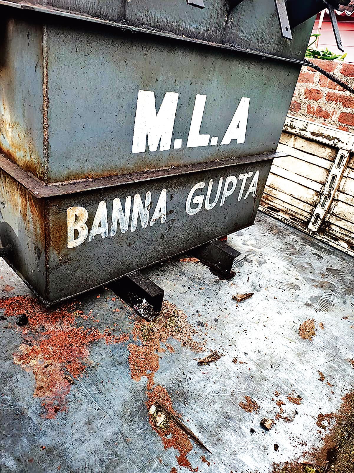 Jamshedpur News : ट्रांसफॉर्मर पर लिखा था एमएलए बन्ना गुप्ता, सरयू समर्थक भड़के, जांच की मांग