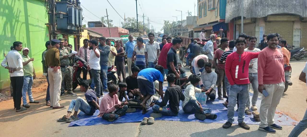 East Singhbhum : चाकुलिया में प्रदूषण से परेशान मुस्लिम बस्ती के लोग सड़क पर बैठे