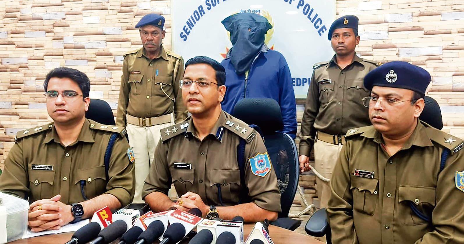 Jamshedpur News: टेल्को : 1.8 किलो गांजा और पिस्तौल के साथ युवक गिरफ्तार, साथी फरार