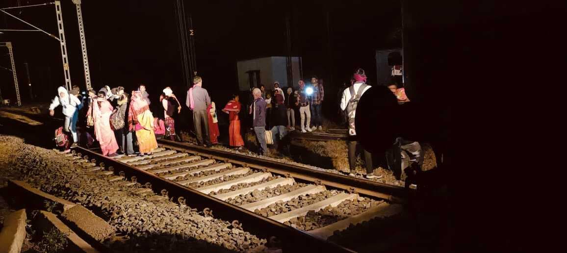 Dhanbad News: नेताजी एक्सप्रेस में नहीं चढ़ सके, तो कुंभ जा रहे यात्रियों ने पारसनाथ में किया हंगामा