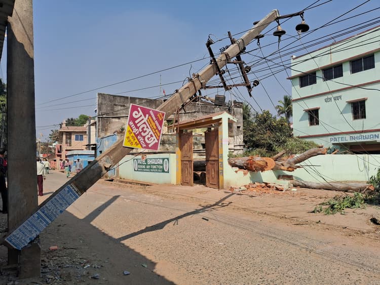 Jamshedpur News : घर में स्थित पेड़ की डाली गिरने से बिजली का पोल-तार टूटा, मालिक पर केस, 45 हजार रुपये जुर्माना