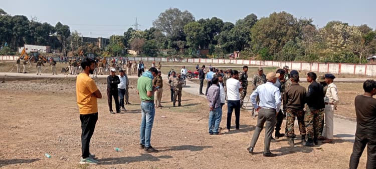 Bokaro News : विरोध के बीच बरवाबेड़ा गांव के लोगों के पुनर्वास का काम शुरू